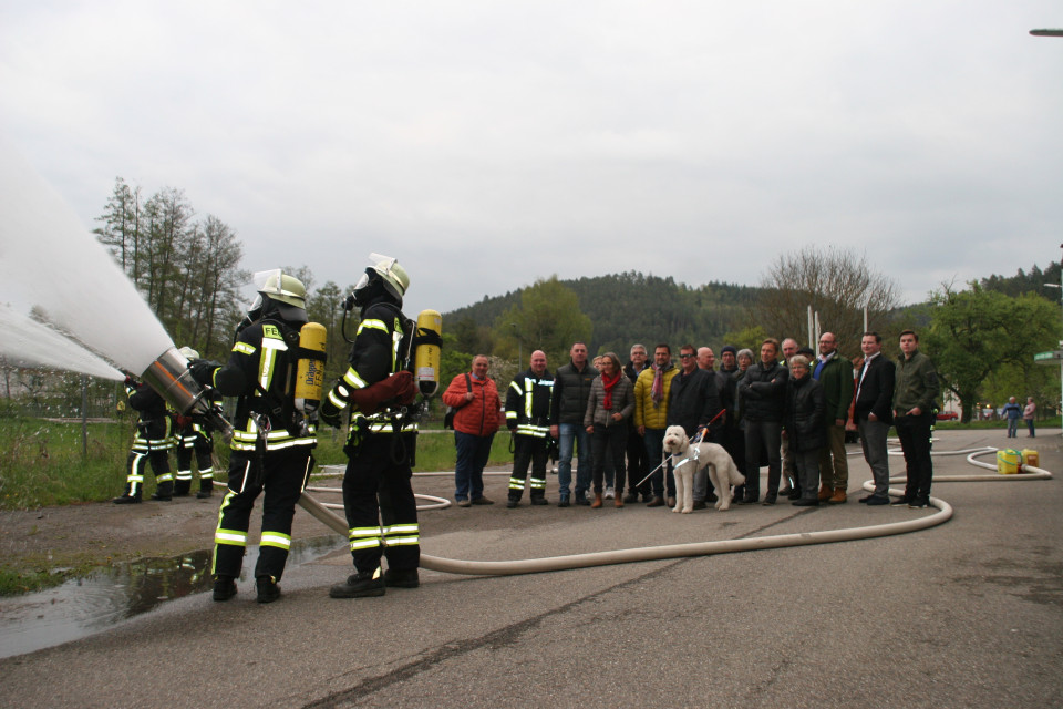 Die CDU-Gemeinderatskandidaten mit Abteilungskommandant Stefan Reinhardt, Ortsvorsteher Bruno Graf und interessierten Bürgern bei der Feuerwehrübung in Iselshausen.